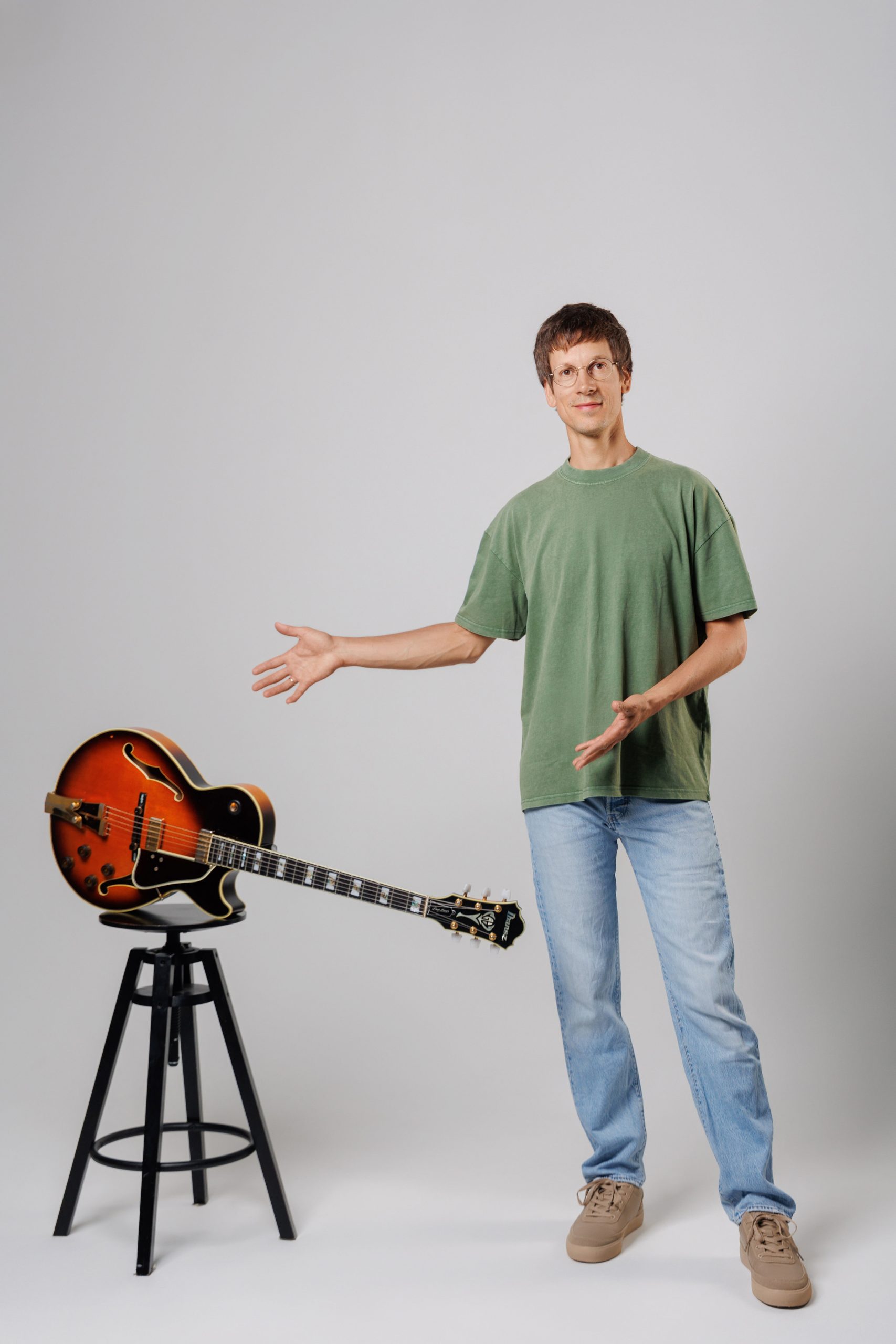 Michał Przerwa-Tetmajer grający na gitarze, portret autorstwa Michała Jasiochy