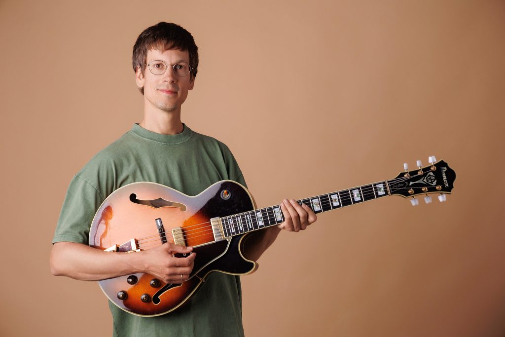 Michał Przerwa-Tetmajer gra na gitarze | fot. Michał Jasiocha