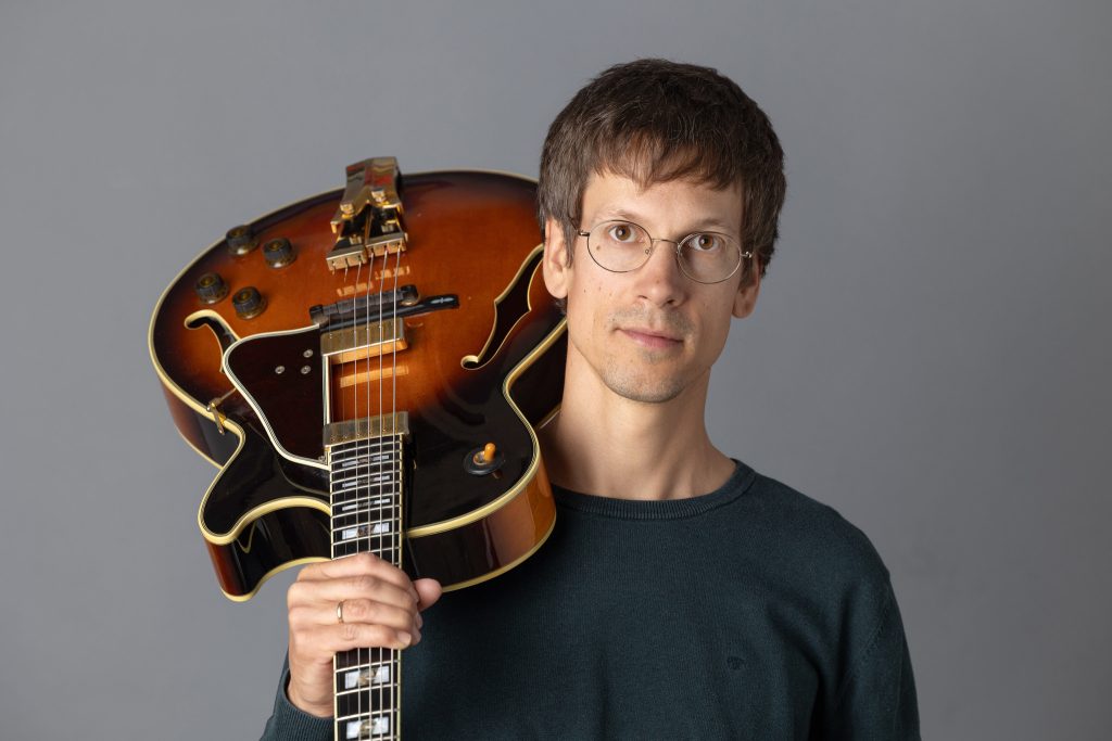 gitara online Michał Przerwa-Tetmajer gra na gitarze | fot. Michał Jasiocha